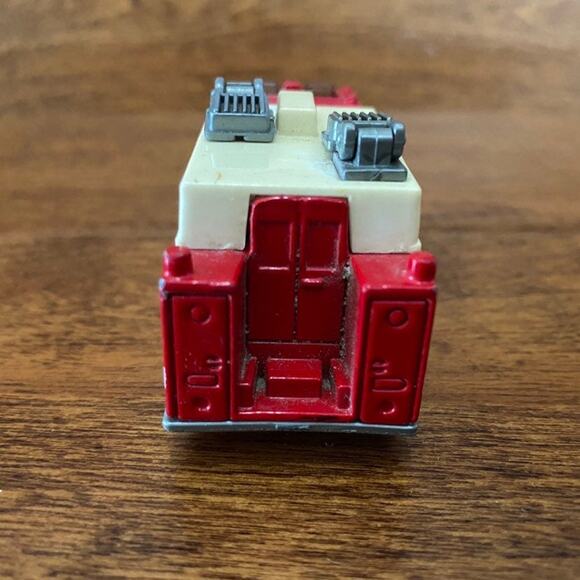 Vintage 1991 Matchbox Red Paramedic Rescue Mack Auxillary Power Truck Toy Car - Picture 4 of 8